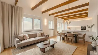 Helles, offenes Wohn- und Esszimmer mit Holzbalken, moderner Küche und Zugang zur Terrasse.