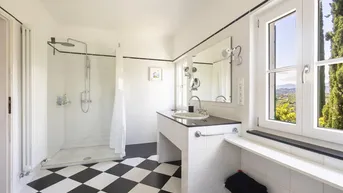 Expose Spektakuläre Villa mit Swimmingpool und Meerblick in Imperia