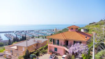 Expose Charmantes Haus mit wunderschönem Garten und Meerblick in Santo Stefano al Mare