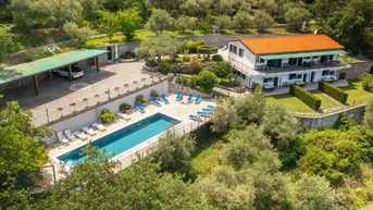 Expose Villa mit großem Pool und Meerblick in Imperia