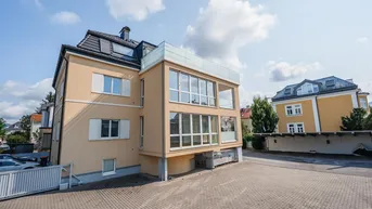 Expose Exklusive Investitionsgelegenheit: Stilvolle Villa mit 3 Wohneinheiten