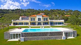 Expose Exklusives Wohnen in Ligurien: Luxusvilla mit Meerblick und Tennisplatz