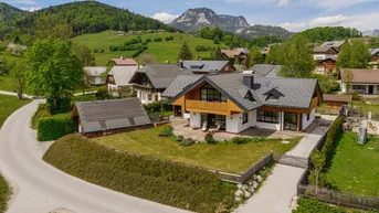 Großzügiges Einfamilienhaus in ländlicher Umgebung mit Bergblick und gepflegtem Gartenbereich.