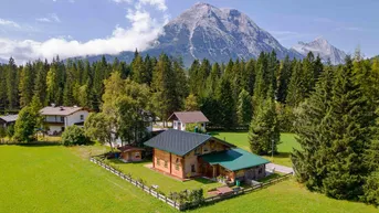 Expose Traditionelles Tiroler Holzhaus in idyllischer Lage mit Doppel-Carport und Bergblick