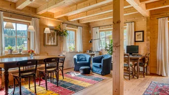 Expose Traditionelles Tiroler Holzhaus in idyllischer Lage mit Doppel-Carport und Bergblick