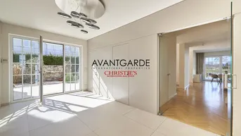 Expose Lakeside Villa