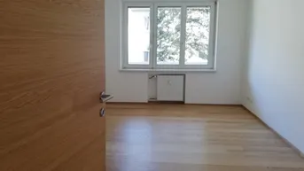Expose Kliniknähe: Renovierte 4-Zimmer-Wohnung mit Süd-Balkon