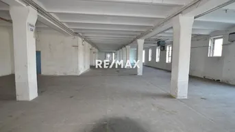 Expose 450 m² Lagerhalle im Erdgeschoß.