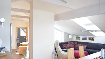Expose Exklusives PENTHOUSE (komplettes Dachgeschoß) im Zentrum von Hofgastein. Helle, bis unters Dach offene, freundliche Wohnräume durch große Fensterflächen und mittigen verglasten Dachausschnitt.