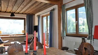 Expose TRAUMBLICK Ferienwohnung in Bestlage von Bad Gastein. Mitten im historischen Zentrum, direkt an der Kaiserpromenade. Einmalige Aussicht auf die Skyline von Bad Gastein, die Berge und das Tal.