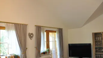 Expose MITTEN im ZENTRUM wohnen PENTHOUSE in bester Zentrumslage von Bad Hofgastein. Exklusive Wohnung mit besonderer Wohnqualität, bis unters Dach offene Wohnräume, Kaminofen.