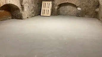 Historischer Kellerraum mit Ziegelgewölben und neuem Betonboden, bereit für den Ausbau.