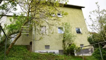 Expose Villa in romantischer Lage - renovierungsbedürftig
