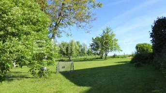 Expose LÄNDLICH GELEGEN MIT NÄHE ZUR STADT - 799 M² IN LEICHTER HANGLAGE