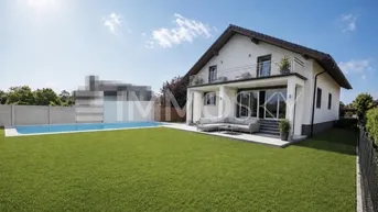 Modernes Einfamilienhaus mit großem Garten, privatem Pool und sonniger Terrasse für Entspannung im Freien.