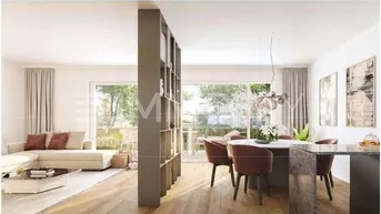 Heller offener Wohn- und Essbereich mit Holzboden, großen Fenstern und Zugang zur Terrasse.