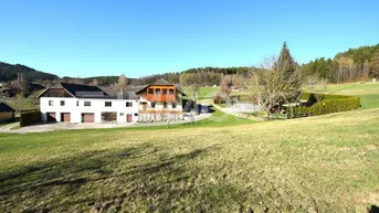 Weitläufiges Anwesen in ländlicher Umgebung mit mehreren Gebäuden und viel Grünfläche.