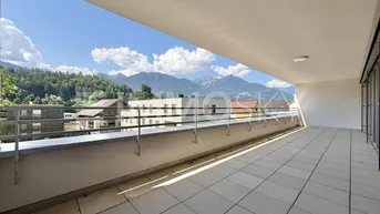 Große Terrasse mit Fliesenboden und beeindruckendem Panoramablick auf die Berge.