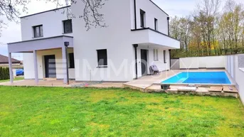 Expose Stilvolle Residenz für 2 Generationen, 2 Eingänge, Garten und Pool!!