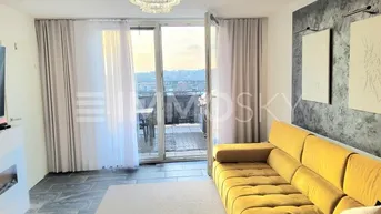 Helles Wohnzimmer mit modernem Kronleuchter, gelbem Sofa und Zugang zu einer sonnigen Terrasse.