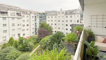 Expose Hell und ruhig - Loggia mit Blick in den begrünten Innenhof