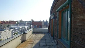 Expose Dachgeschoß-Maisonette mit 2 Terrassen und herrlichem Weitblick - fußläufig zur U-Bahn.