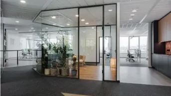 Expose Ihr neues Büro direkt bei der U-Bahn und in einem architektonisch markanten Gebäudekomplex.
