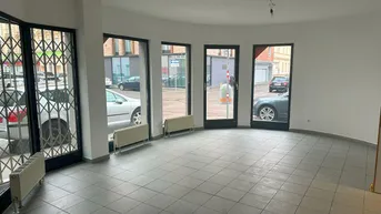 Expose Geschäftslokal, Ausstellungsfläche, Büro - Große Schaufenster und 2 Eingänge.