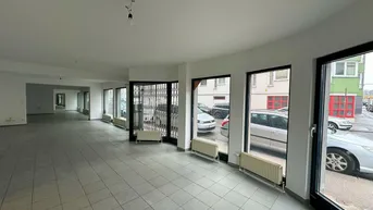 Expose Geschäftslokal, Ausstellungsfläche, Büro - Große Schaufenster und 2 Eingänge.