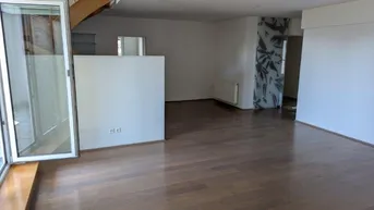 Expose Großzügige Dachgeschoß-Maisonette mit Fernblick, 2 Loggias, Balkon und Sauna - Nähe U-Bahn U4.