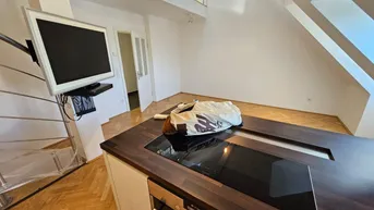 Expose Stylische Dachgeschoß-Maisonette mit Dachterrasse und Klimaanlage in einem klassischen Stilaltbau.
