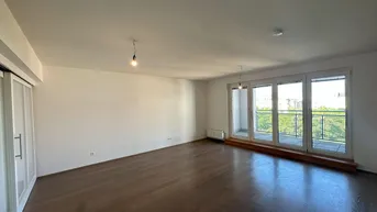 Expose Großzügige Dachgeschoß-Maisonette mit Fernblick, 2 Loggias, Balkon und Sauna - Nähe U-Bahn U4.