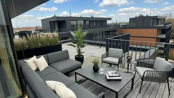 Möblierte Dachterrasse mit moderner Lounge-Gruppe und Blick auf die Umgebung.