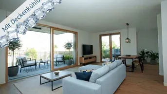 Lichtdurchfluteter Wohn- und Essbereich mit modernem Design, Holzboden, direktem Zugang zum Balkon und Deckenkühlung.