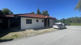 Expose Neuwertiger Bungalow in unschlagbarer Lage, zentral, umgeben von Grünland in Bachnähe!