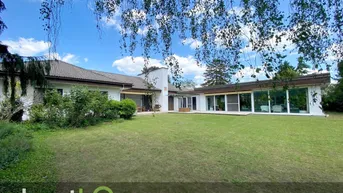 Expose Entspanntes Wohnen im Grünen: Einzigartige Bungalow Villa mit riesigem Grundstück