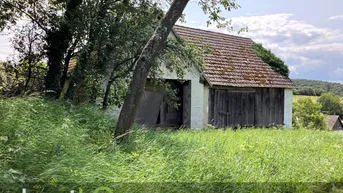 Expose Bauland mit landwirtschaftlichem Gebäude und Altbaumbestand