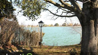 Expose Direkt vom Garten in das kühlende Wasser eines Sees steigen!