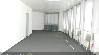 Expose Ein helles Büro mit Klimagerät macht die Arbeit zum Vergnügen