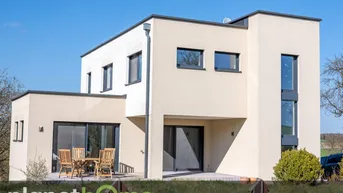 Expose Attraktives Einfamilienhaus im Bauhaus-Stil auf einem großen, naturbelassenen Grundstück