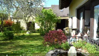 Expose Ebenerdiges Wohnhaus inklusive Einliegerwohnung und romantischem Bauerngarten!