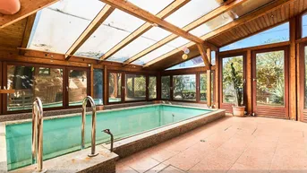 Expose Solides Ziegelmassivhaus mit großem Potenzial – Pool &amp; PV-Anlage inklusive!