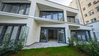 Moderne Wohnanlage mit privatem Gartenbereich und Terrassen im Erdgeschoss sowie Balkonen in den oberen Etagen.