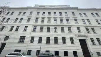 Expose Sanierungsbedüftige Altbaujwel mit Garten