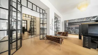 Geräumiger Bürobereich mit Glas- und Metalltüren, Holzboden und eleganten Sitzgelegenheiten.