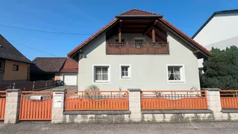Expose So geht leistbares Wohnen - 2001 erbautes Einfamilienhaus mit Garage, Altbestandsgebäude und charmantem Garten