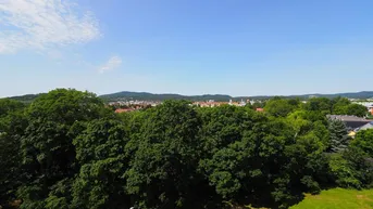 Expose Weitblick inklusive: Helle 2-Zimmer-Wohnung mit Loggia &amp; Stellplatz in ruhiger Lage von Wr. Neudorf
