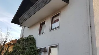 Expose Großzügige und gepflegte Garconniere mit Balkon und Parkplatz - Lengfelden