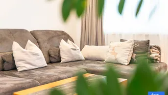 Gemütliches Sofa mit dekorativen Kissen und einem Couchtisch im Wohnbereich.