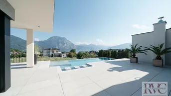 Expose Luxuriöse, großräumige Villa mit herrlichem Traunsee und Bergblick, XXL-Terrasse, gr. Garage u. Pool